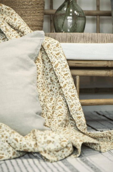 Quilt lysegul base m/gult bladmønster - VIAMAJA.DK