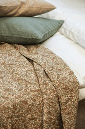 Quilt paisley i grøn, gylden, rustfarver - VIAMAJA.DK