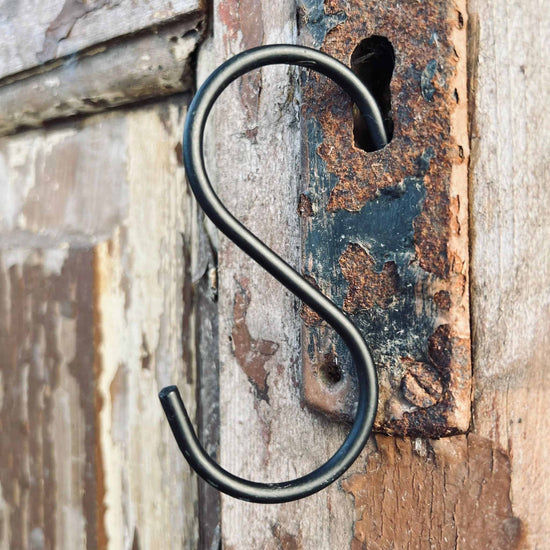 S-Krog i sort metal - 1 stk - VIAMAJA.DK