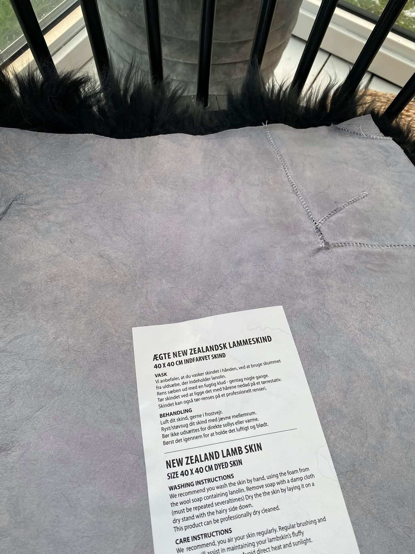 Sædeskind - lammeskind / Sort firkantet - VIAMAJA.DK