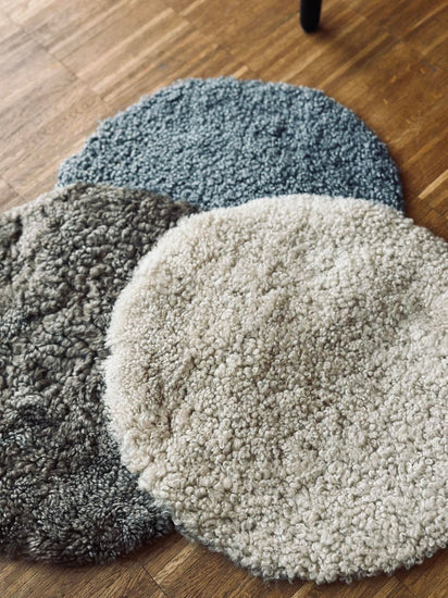 Sædeskind med tætte krøller - Sand - VIAMAJA.DK