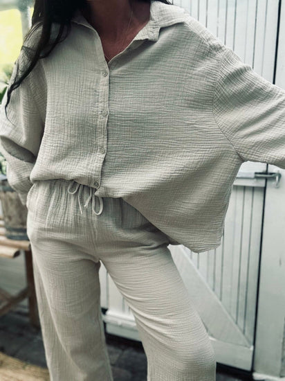 Sæt med vaflet skjorte og bukser – Lys beige bomuld - VIAMAJA.DK