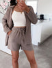 Sett med vafflet skjorte og shorts – Mørk beige bomull