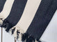 Sengetæppe 220×240 – Sort / Hvid bred strib - VIAMAJA.DK