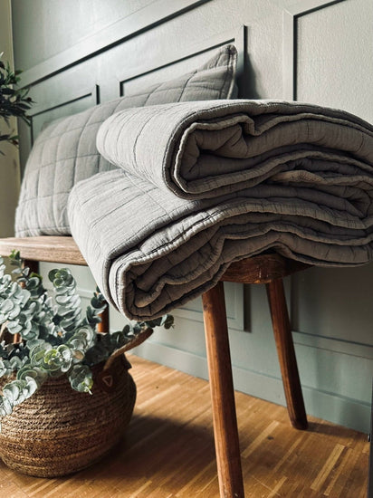 Sengetæppe STONE-WASHED Quilt – Nordic grey - VIAMAJA.DK