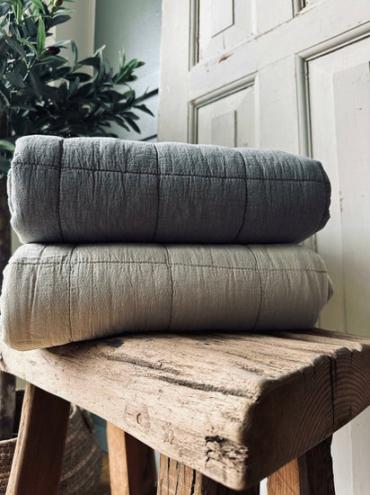 Sengetæppe STONE-WASHED Quilt – Nordic grey - VIAMAJA.DK