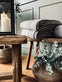 Sengetæppe STONE-WASHED Quilt – Nordic grey - VIAMAJA.DK