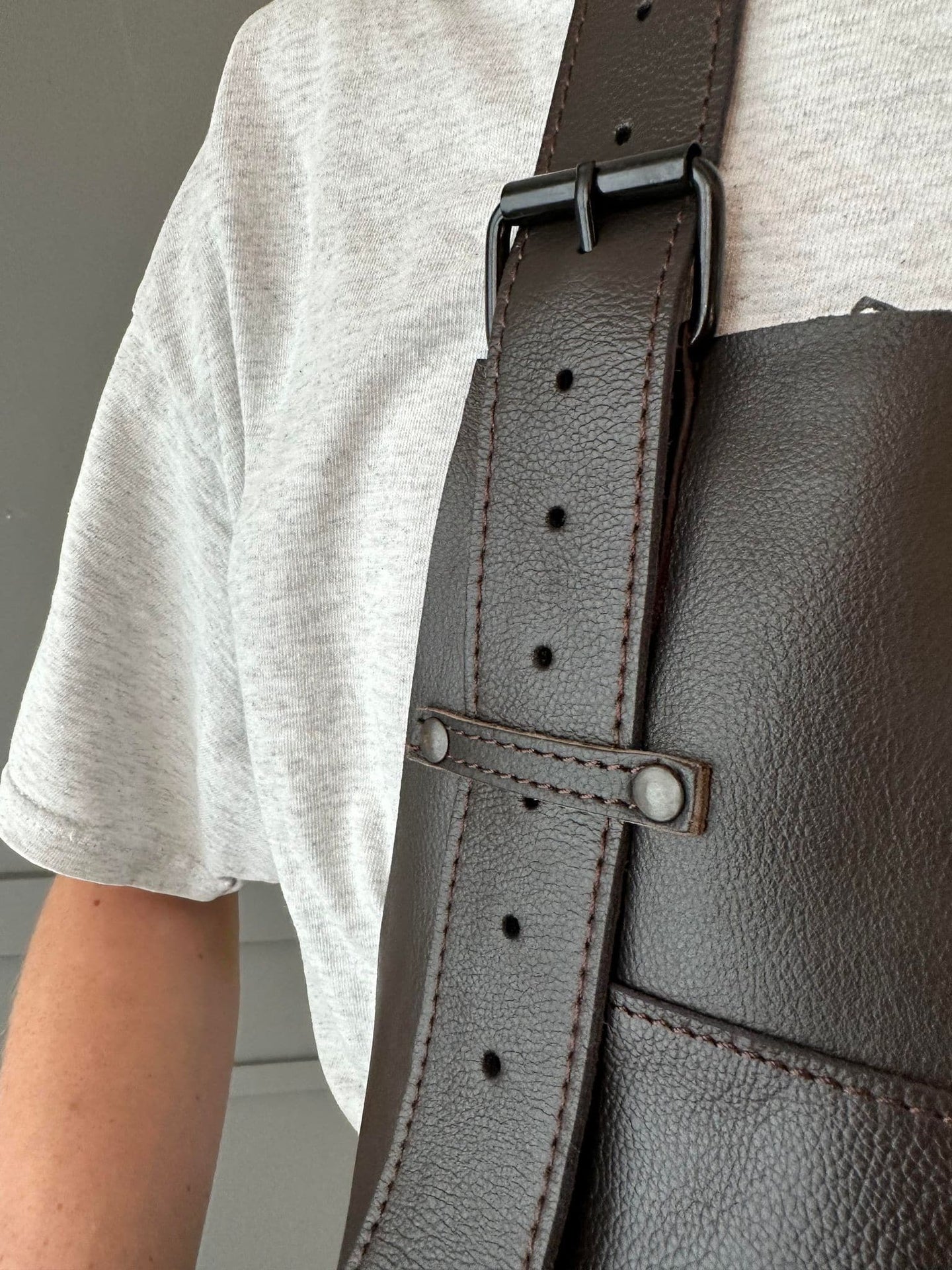 Skindforklæde – Brun bøffellæder - VIAMAJA.DK