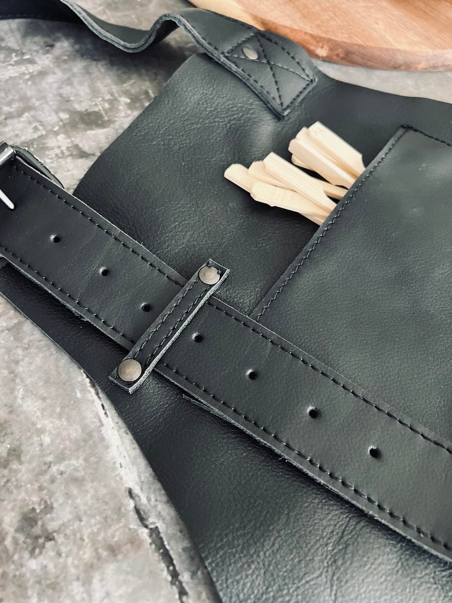 Skindforklæde – Sort bøffellæder - VIAMAJA.DK