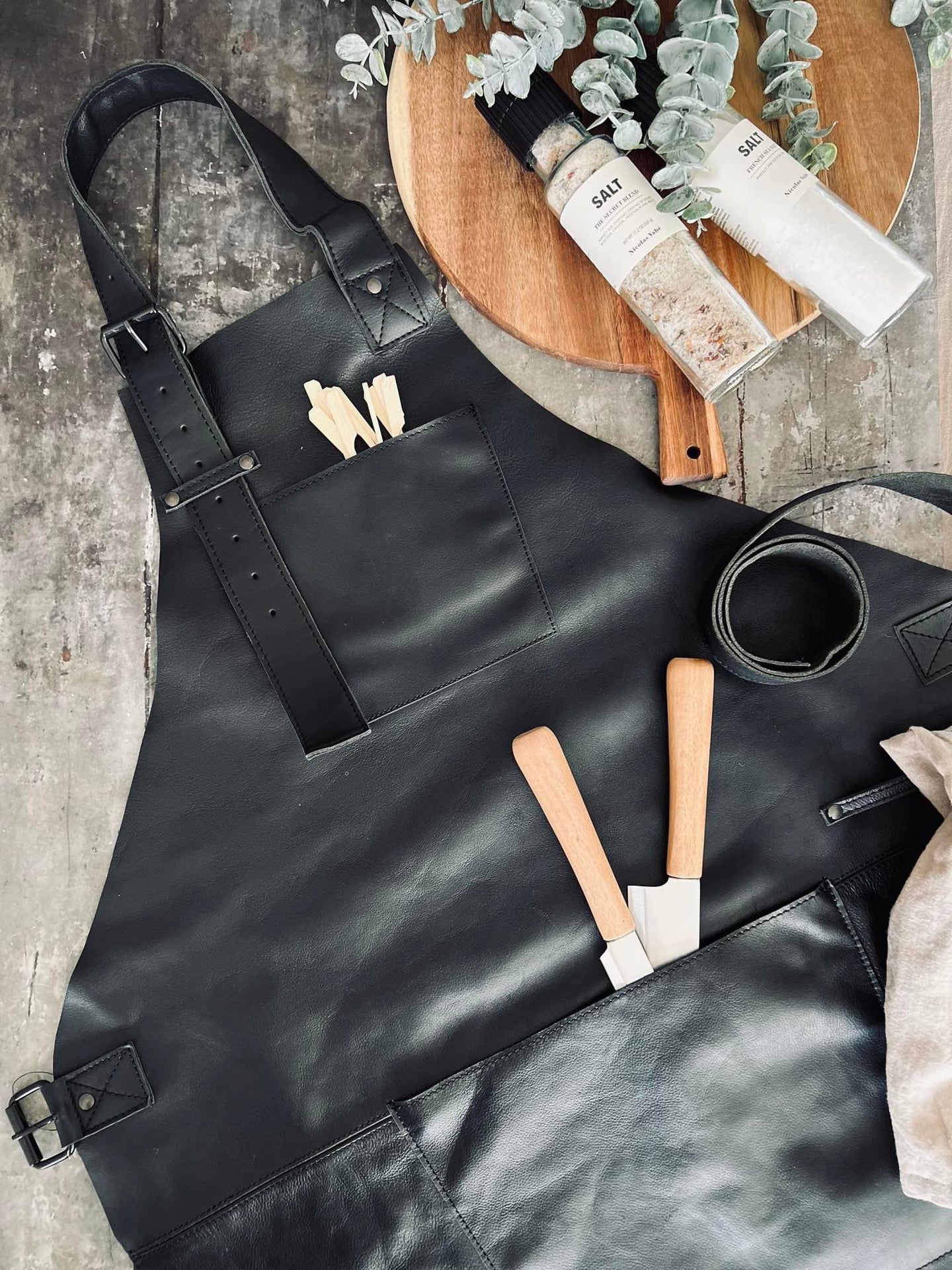 Skindforklæde – Sort bøffellæder - VIAMAJA.DK