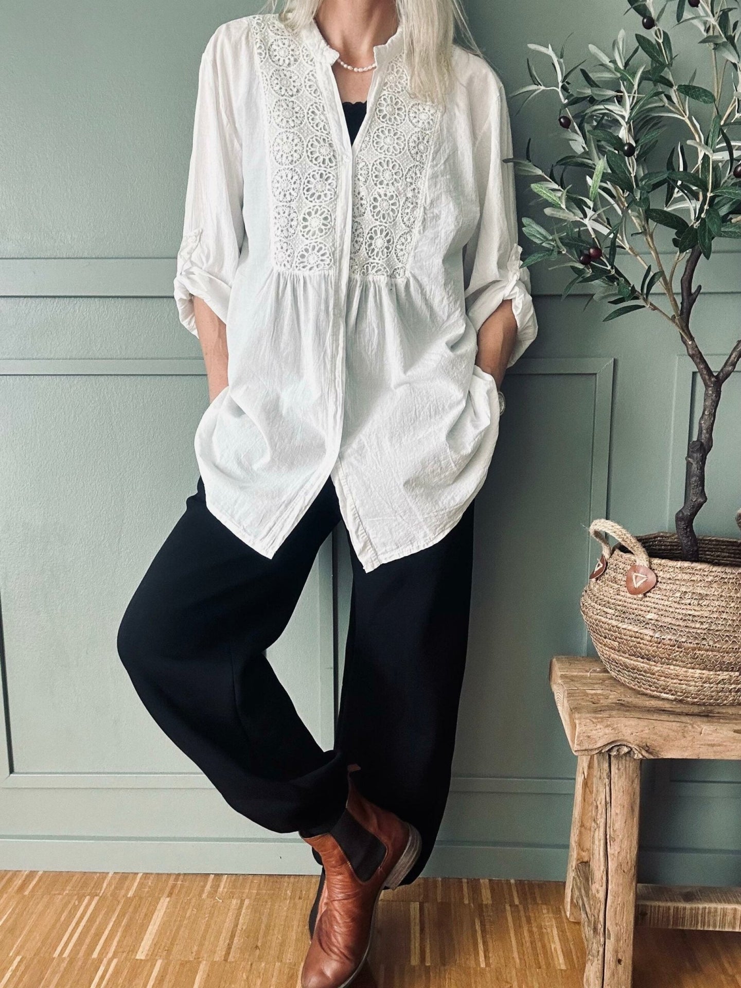 Skjorte Celina med broderi – White - VIAMAJA.DK