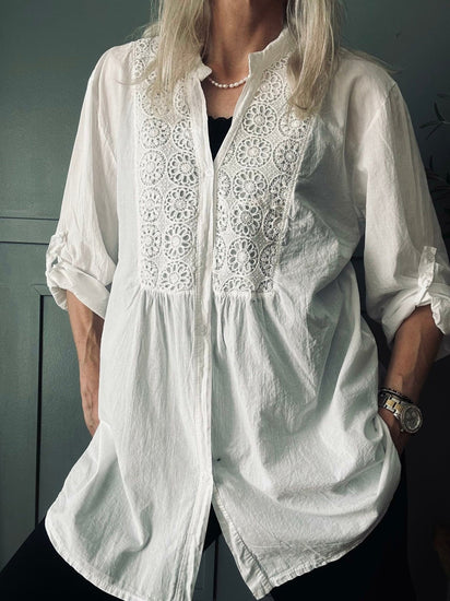 Skjorte Celina med broderi – White - VIAMAJA.DK