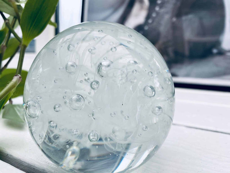 Smuk glaskugle i klar glas - Brevpresser - VIAMAJA.DK