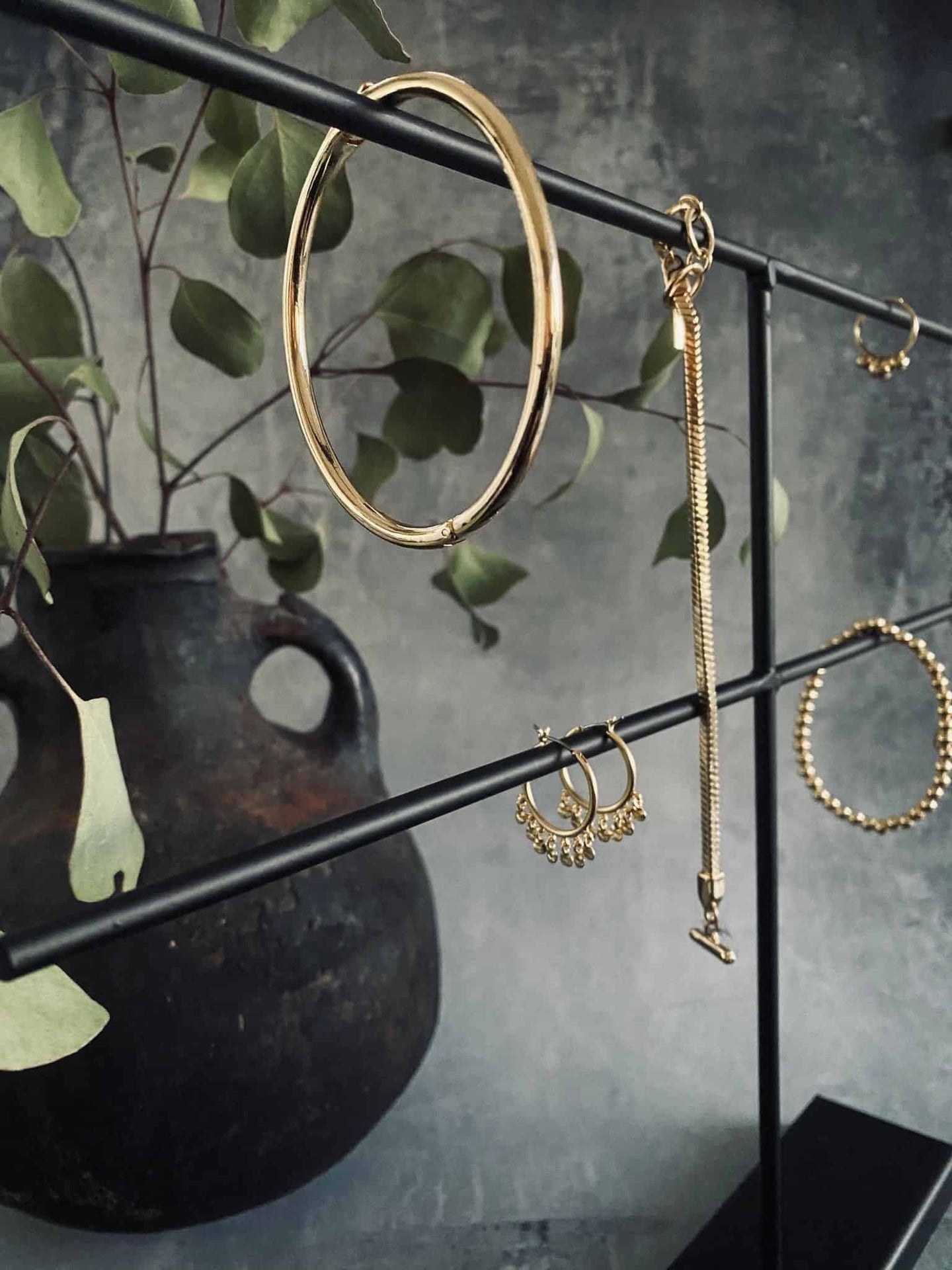 Smykkestativ i sort metal - VIAMAJA.DK