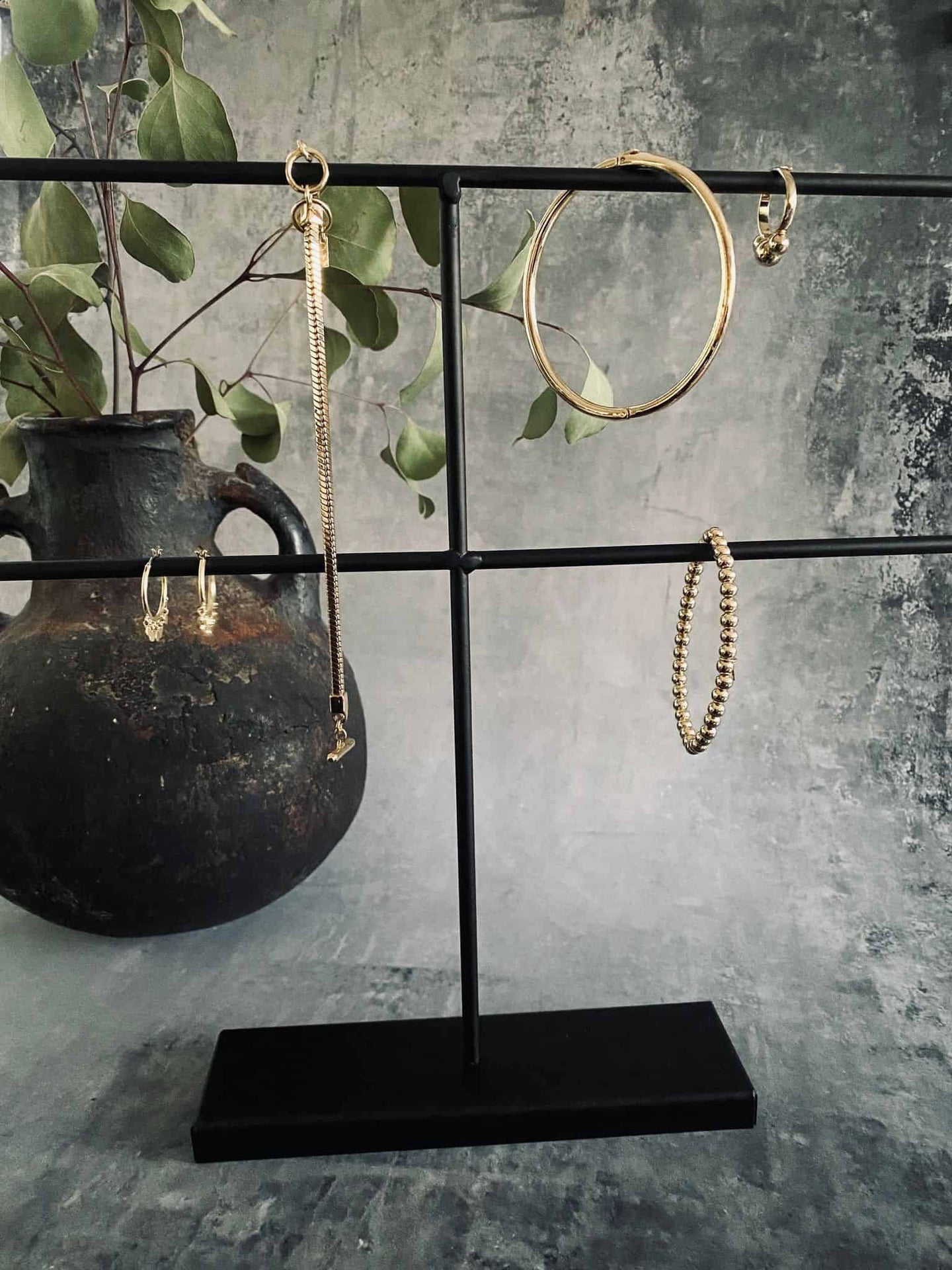 Smykkestativ i sort metal - VIAMAJA.DK