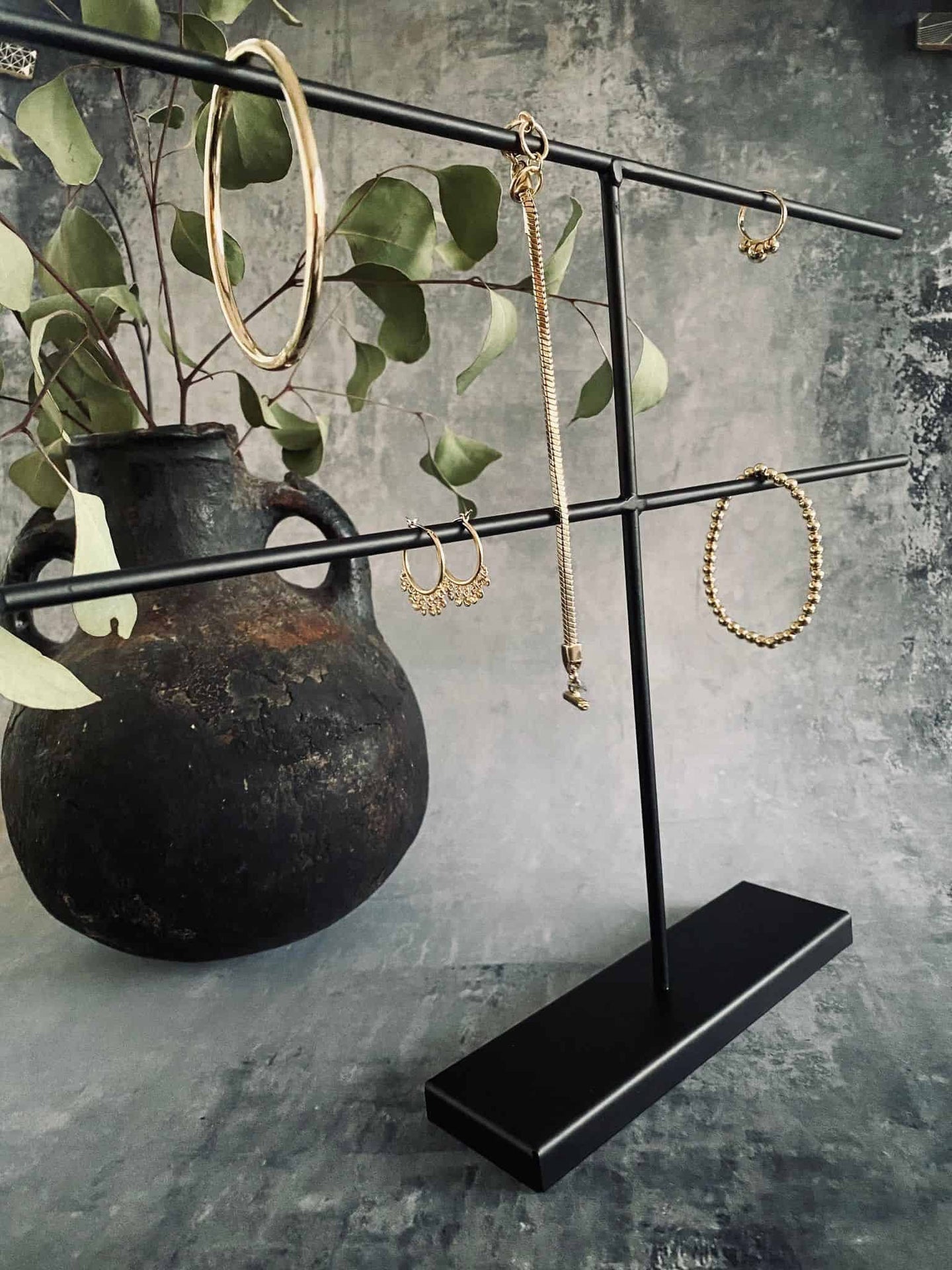 Smykkestativ i sort metal - VIAMAJA.DK