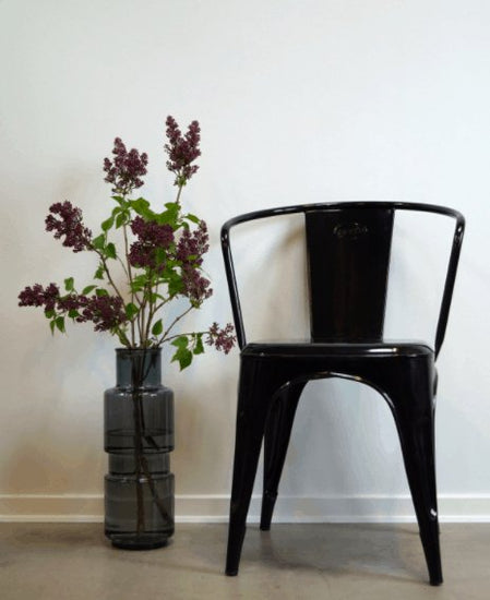 Spisebordsstol med armlæn- blank sort pulverlakeret - VIAMAJA.DK