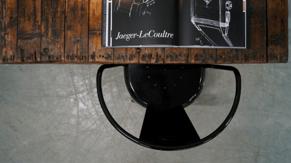 Spisebordsstol med armlæn- blank sort pulverlakeret - VIAMAJA.DK