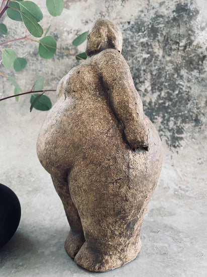 Stående diva i brune nuancer - VIAMAJA.DK