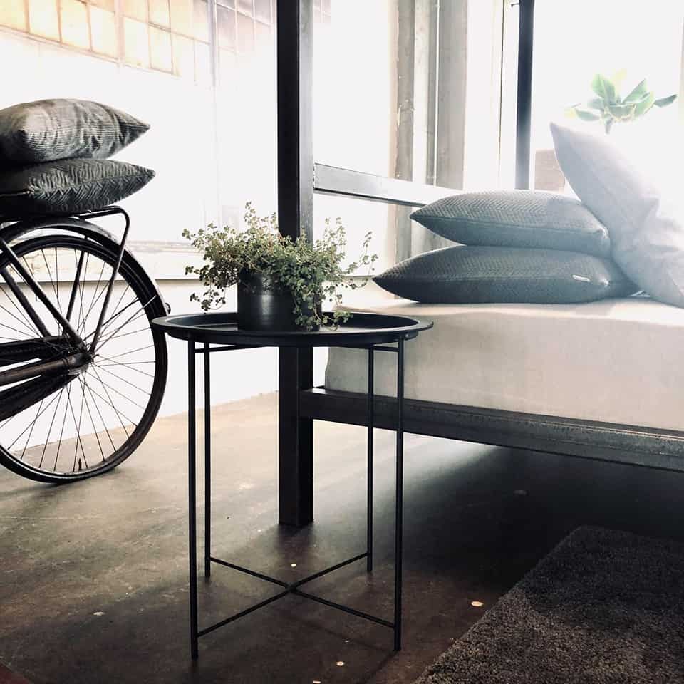 Stilrent bord i sort pulverlakeret metal  - VIAMAJA.DK