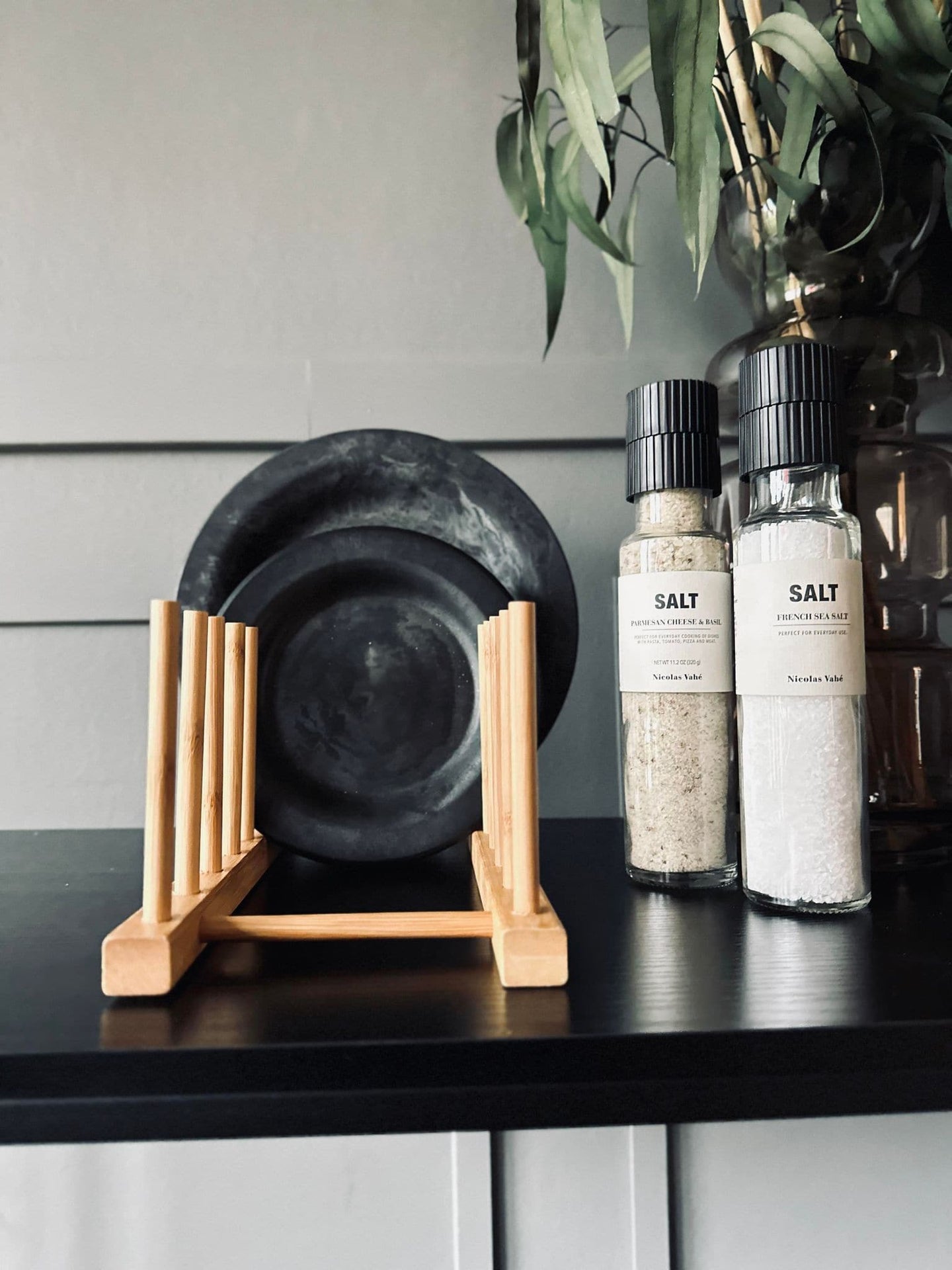 Tallerkenholder i bambus - VIAMAJA.DK