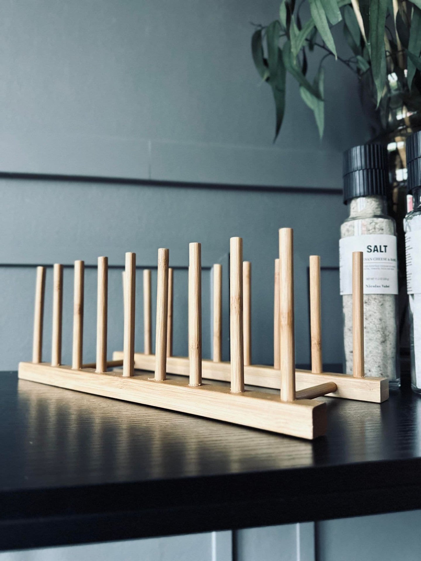 Tallerkenholder i bambus - VIAMAJA.DK