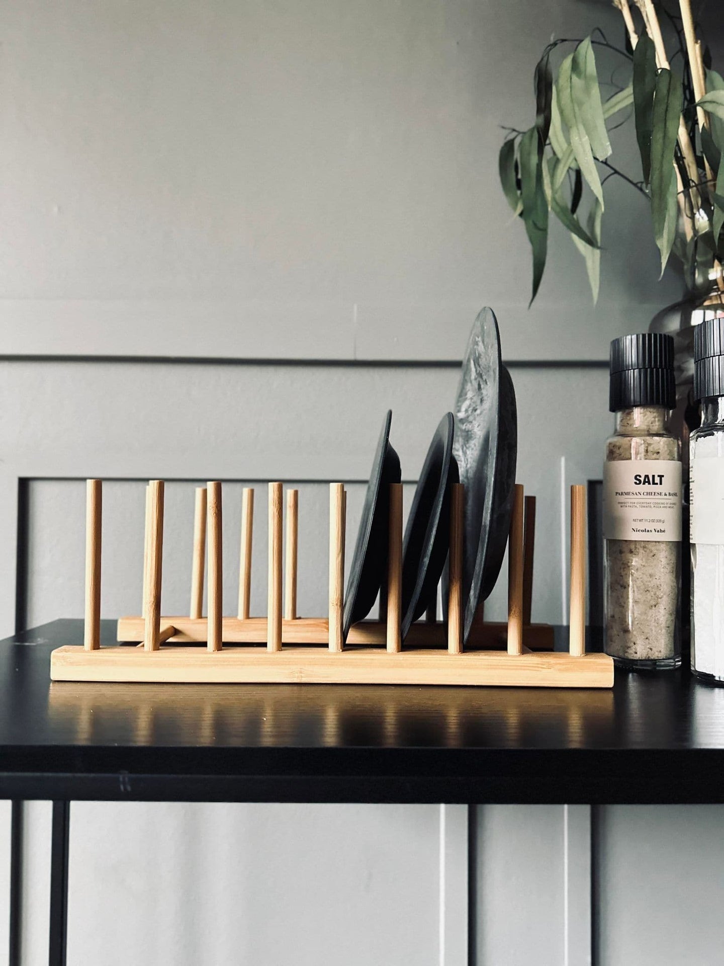 Tallerkenholder i bambus - VIAMAJA.DK