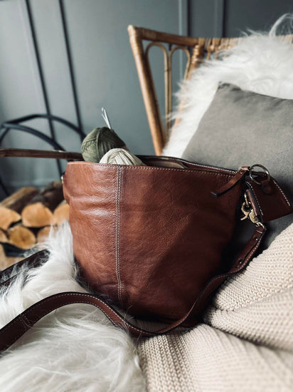 Taske Medium Walnut / Gold - VIAMAJA.DK