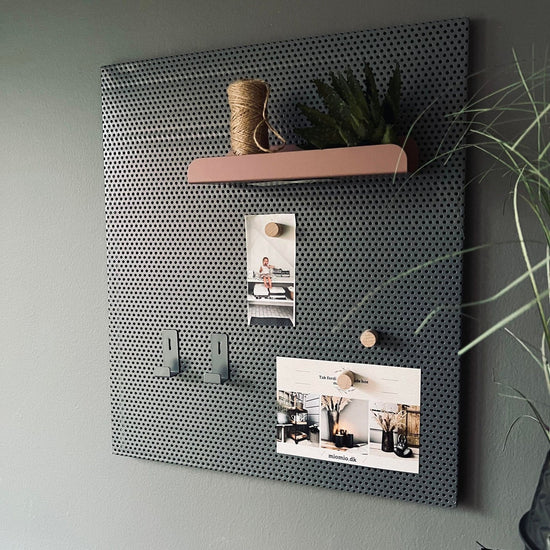 Tavle med hylde, kroge og magneter - Grå med rosa - VIAMAJA.DK