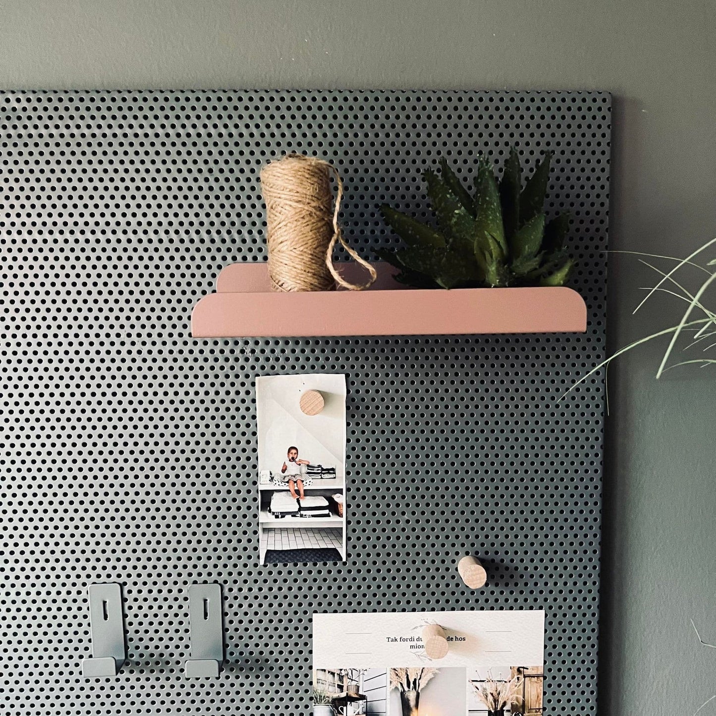 Tavle med hylde, kroge og magneter - Grå med rosa - VIAMAJA.DK