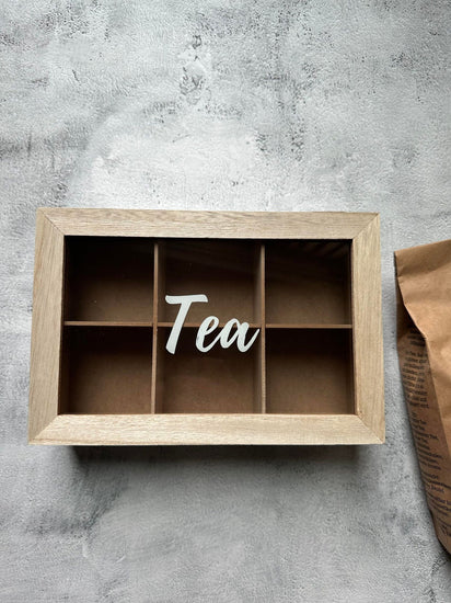 Tebox med skrift – Nordic white - VIAMAJA.DK