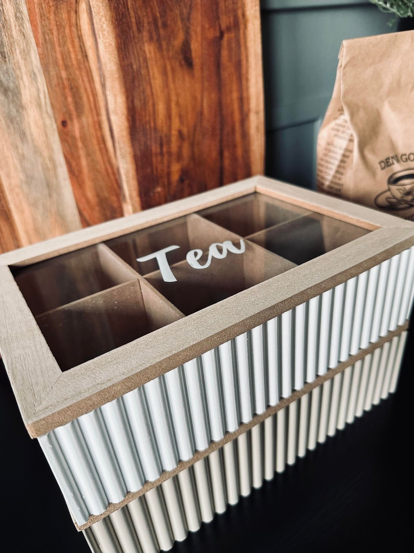 Tebox med skrift – Nordic white - VIAMAJA.DK