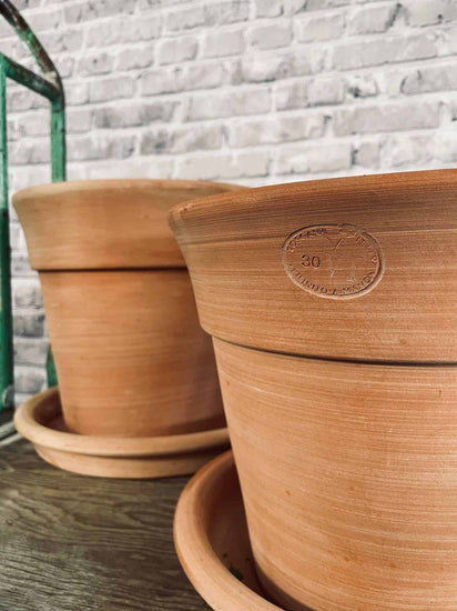 Terracotta sæt med underskåle - Bred kant - VIAMAJA.DK