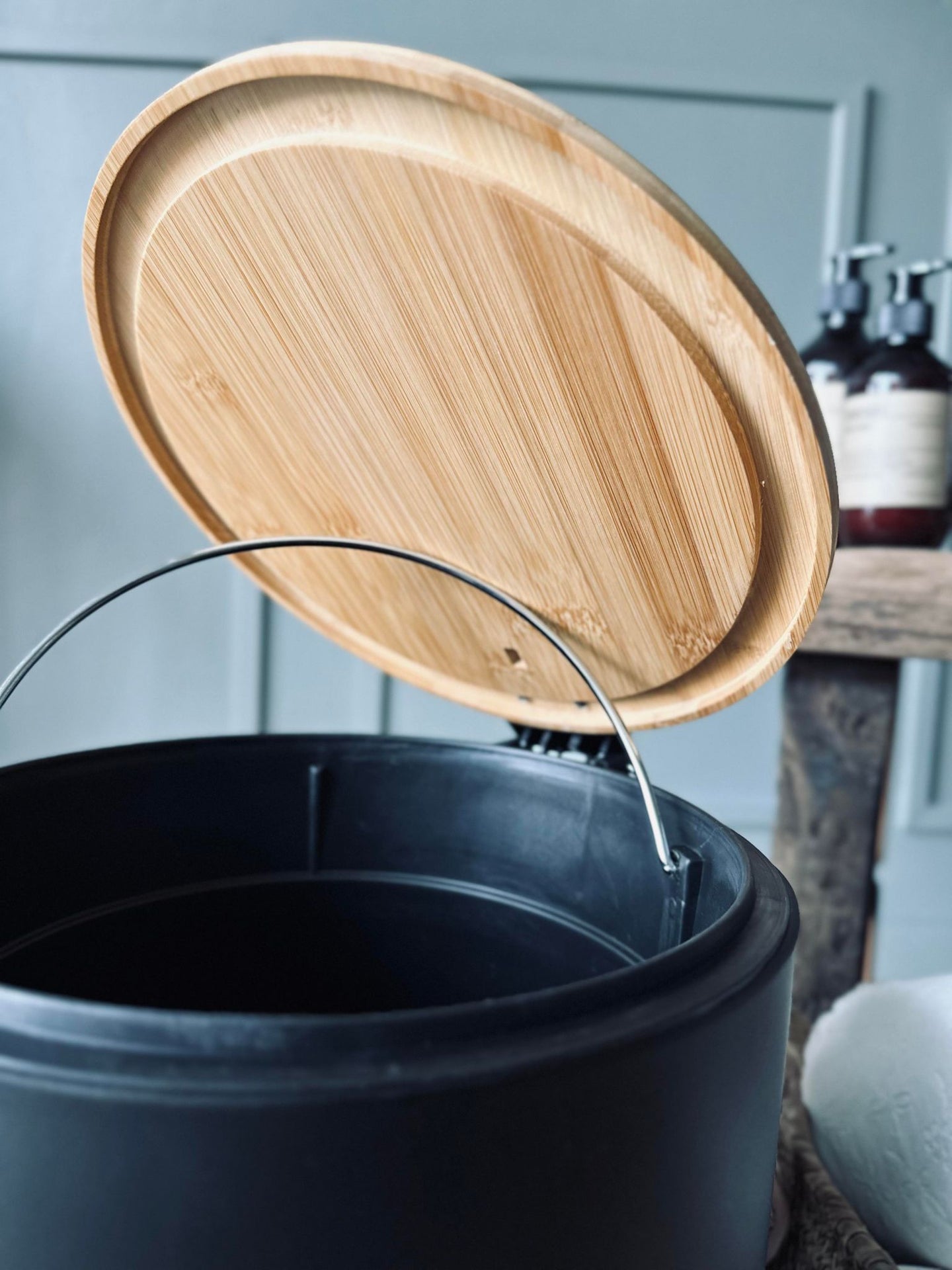 Toiletspand med bambus låg - Sort Big size - VIAMAJA.DK
