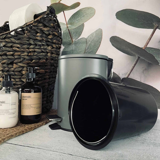 Toiletspand med softclose låg – Grå 3 liter - VIAMAJA.DK