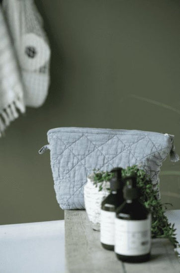 Toilettaske Quilt Støvblå - VIAMAJA.DK