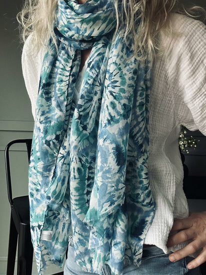 Tørklæde Blue batik - VIAMAJA.DK