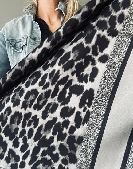 Tørklæde Grey Leo Silk - 70x70 - VIAMAJA.DK