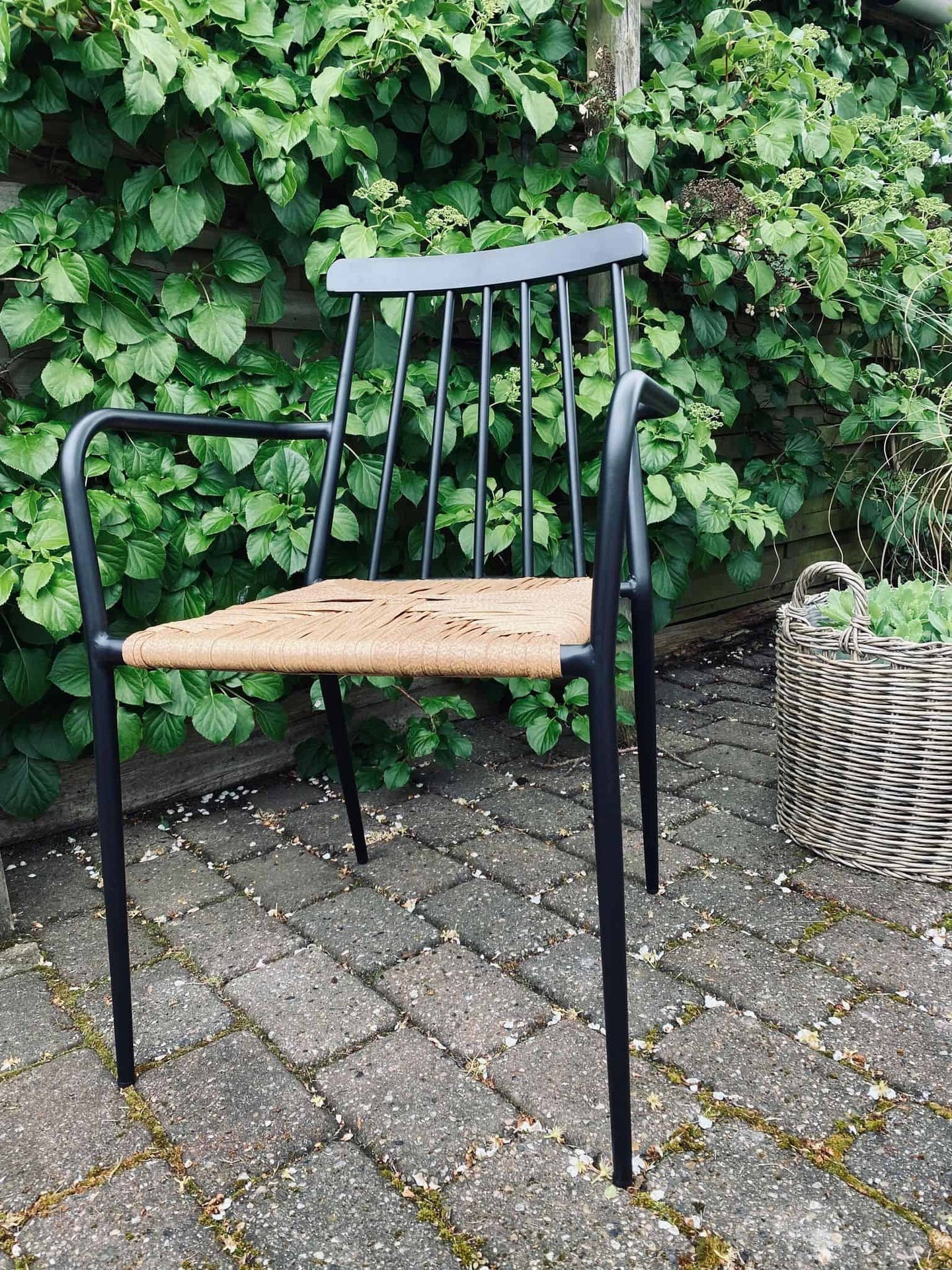 Tremmestol i sort aluminium / rattan - VIAMAJA.DK