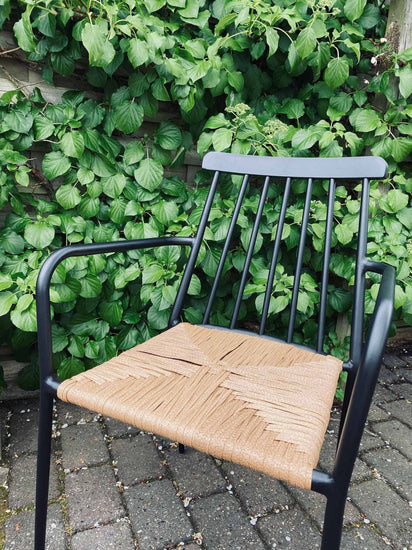 Tremmestol i sort aluminium / rattan - VIAMAJA.DK