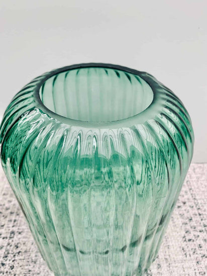 Vase 25x18cm - Grøn rillet glas - VIAMAJA.DK