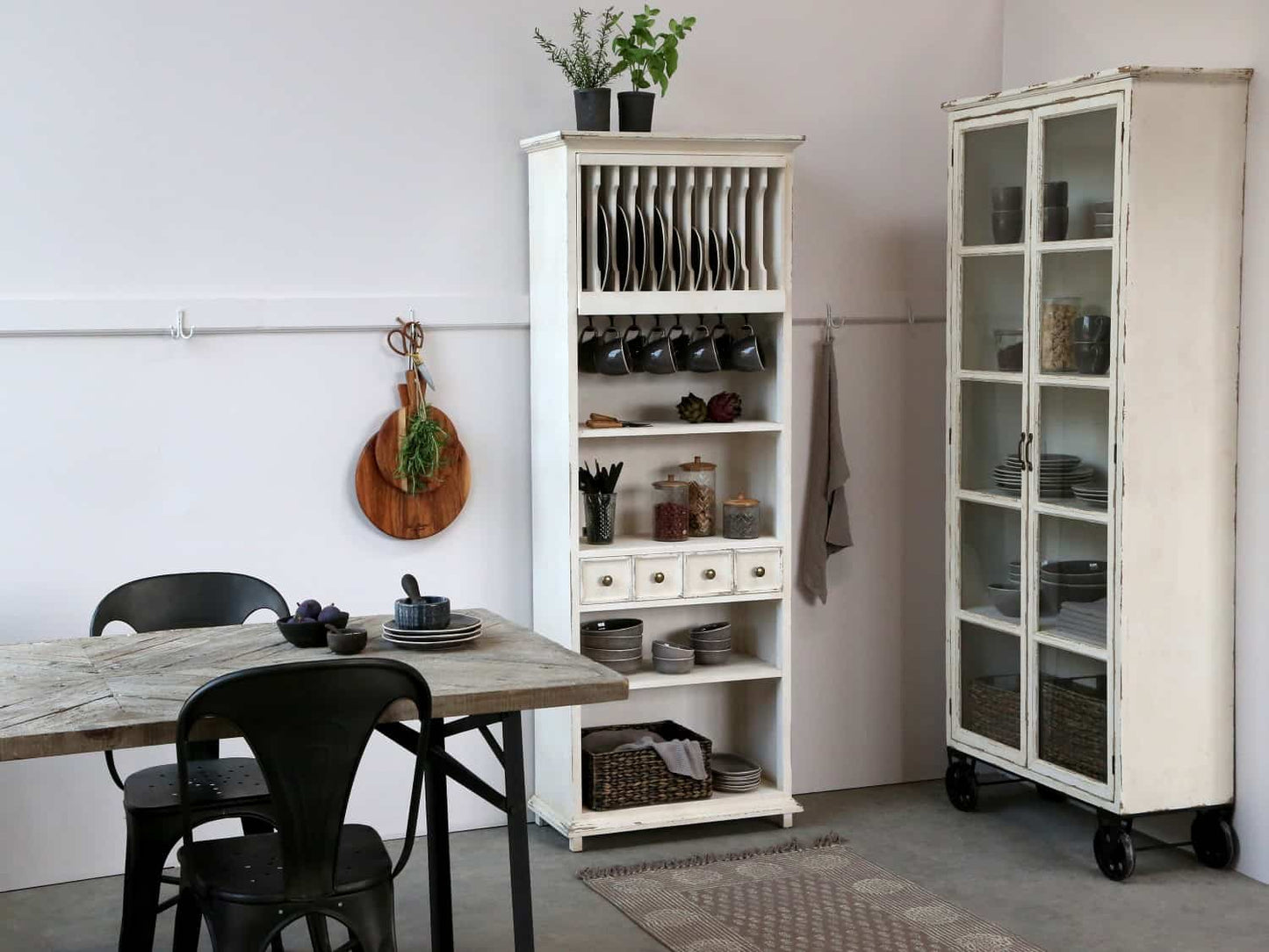 Vitrineskab - Industrielt design på hjul - VIAMAJA.DK