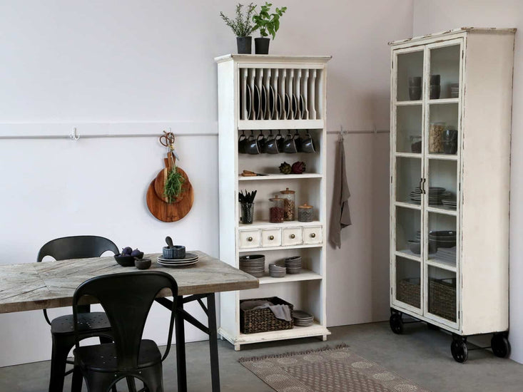 Vitrineskab - Industrielt design på hjul - VIAMAJA.DK