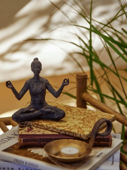 YOGA i mørk harpiks - VIAMAJA.DK